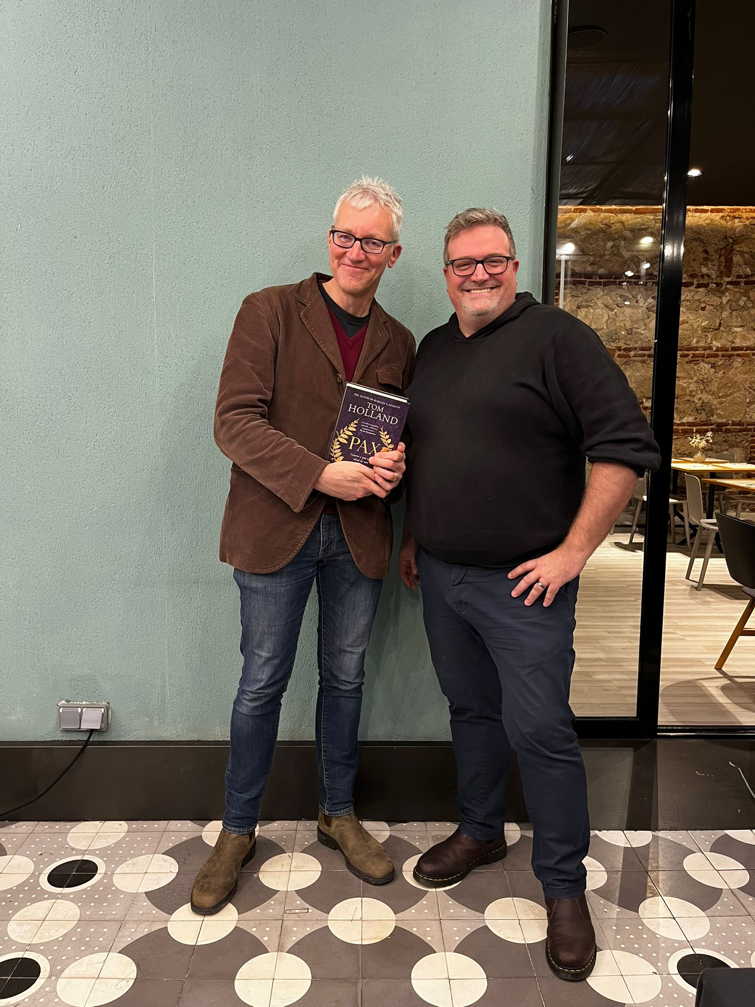 Javier con Tom Holland en la presentación de su libro Pax